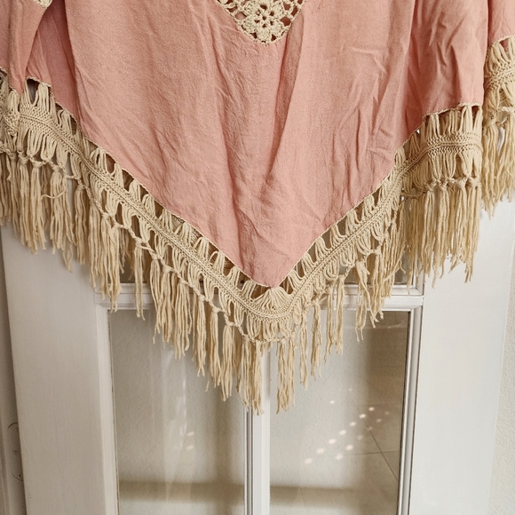 Umgee Boho Crochet Fringe Pink Cream Lace Trim Large Festival Poncho Blouse - Picture 8 of 10